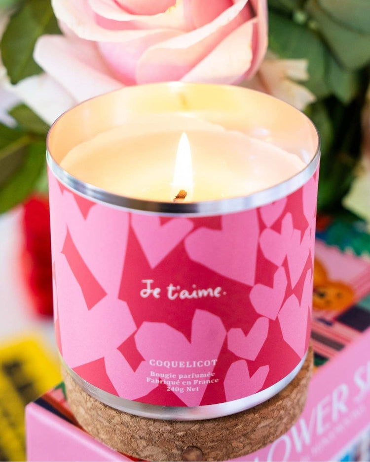 Bougie Coquelicot avec inscription 'Je t'aime' en gros plan