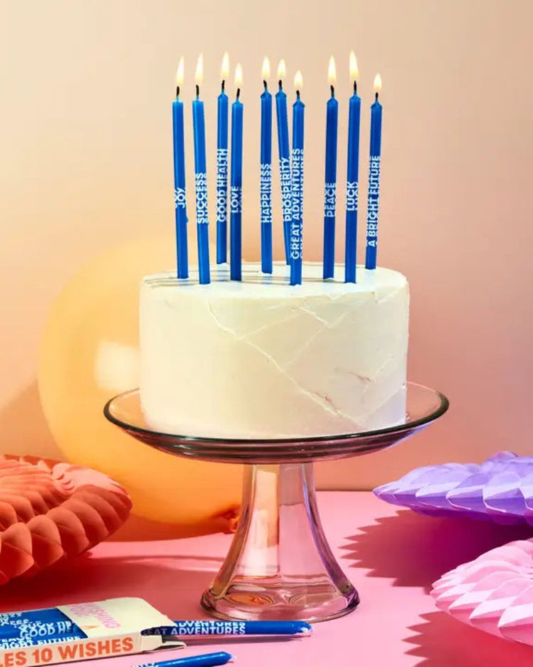 Bougies d'anniversaire colorées avec messages joyeux