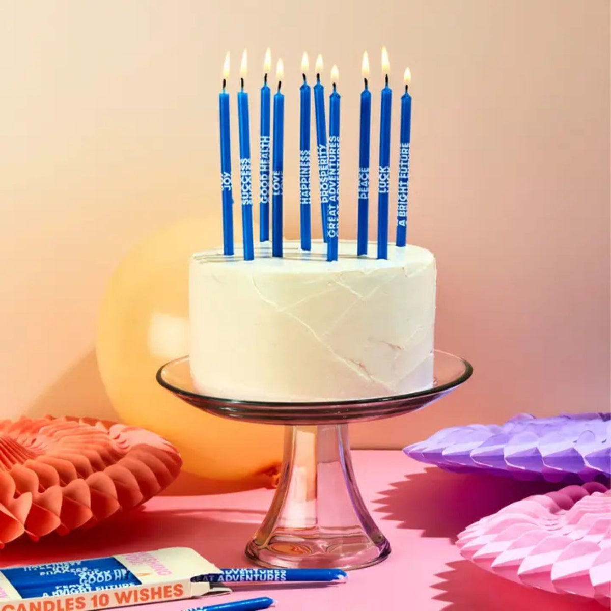 Bougies d'anniversaire colorées avec messages joyeux