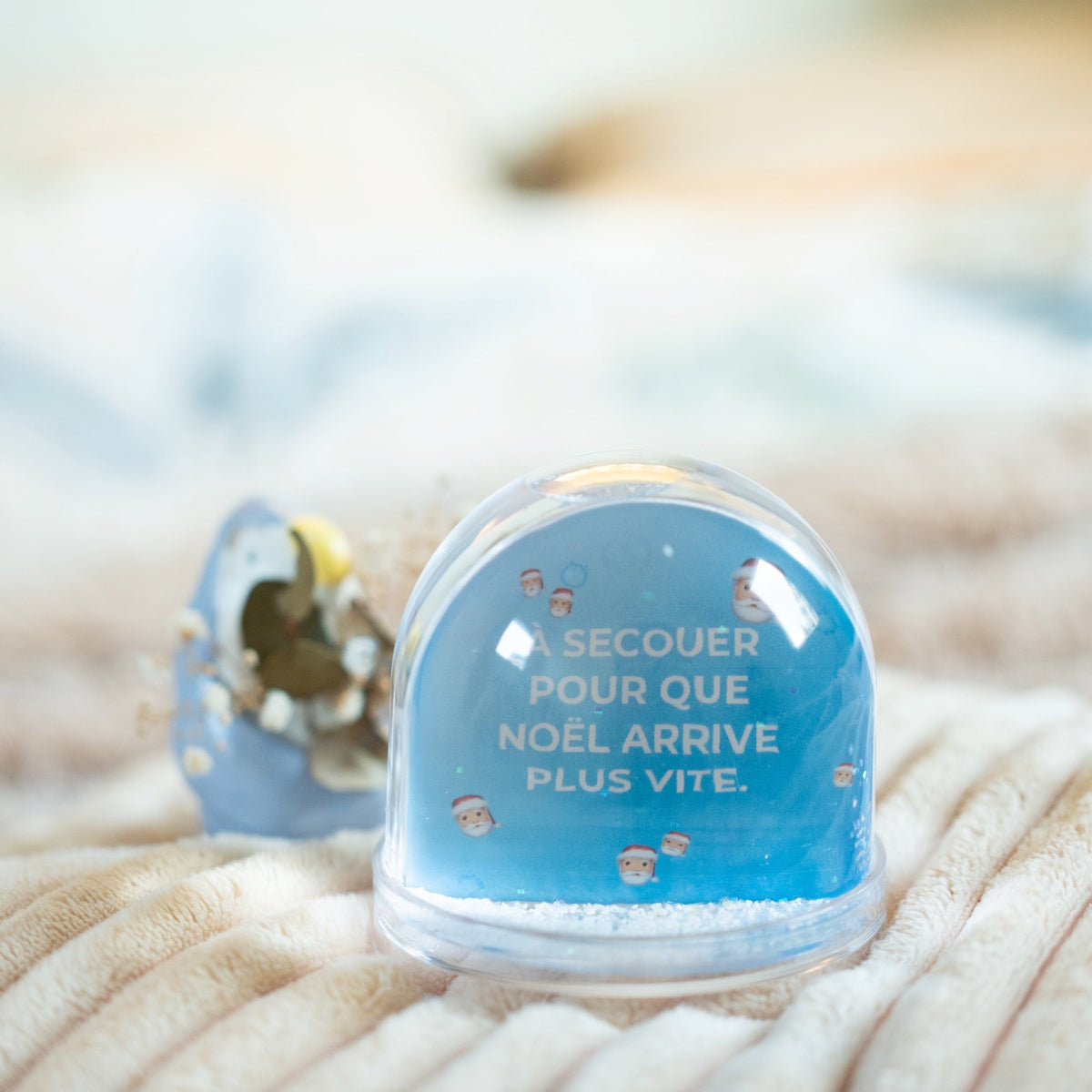 Boule à neige avec flocons scintillants en mouvement