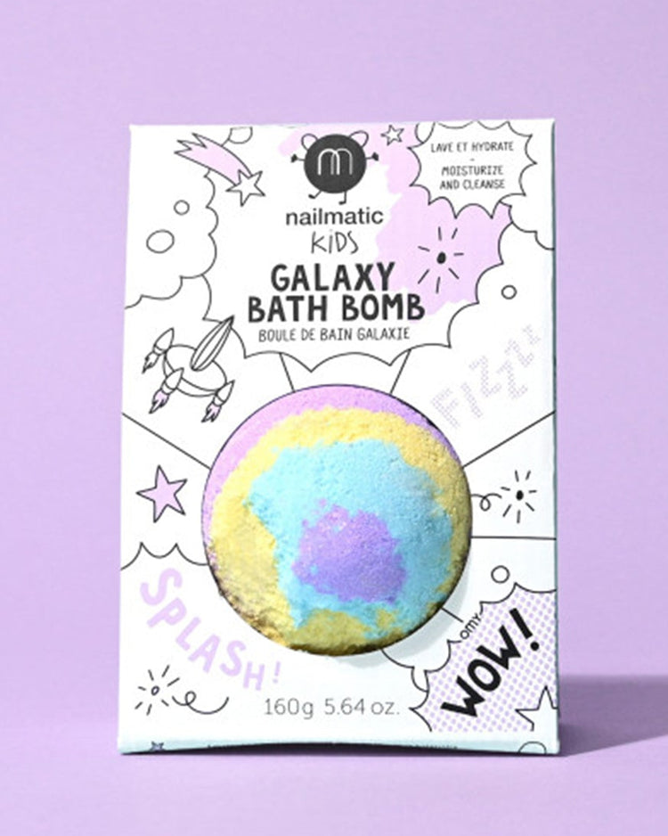 Bombe de bain Galaxy avec des étoiles colorées en gros plan.