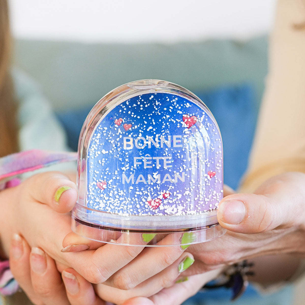 Boule à neige personnalisée avec flocons et message unique.