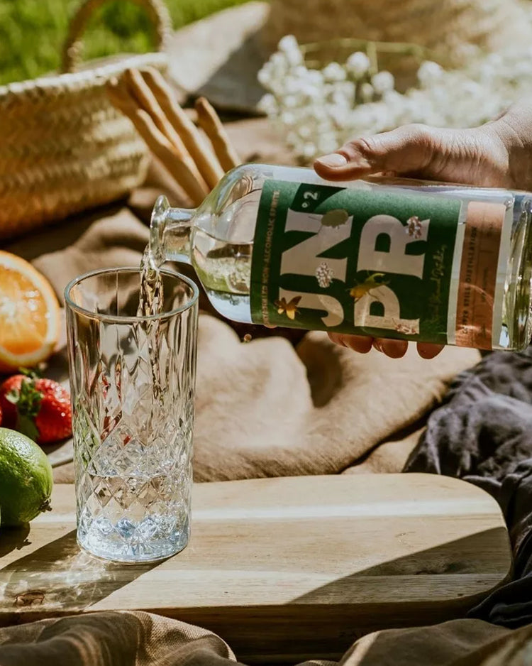 Bouteille de spiritueux sans alcool avec étiquette épicée.