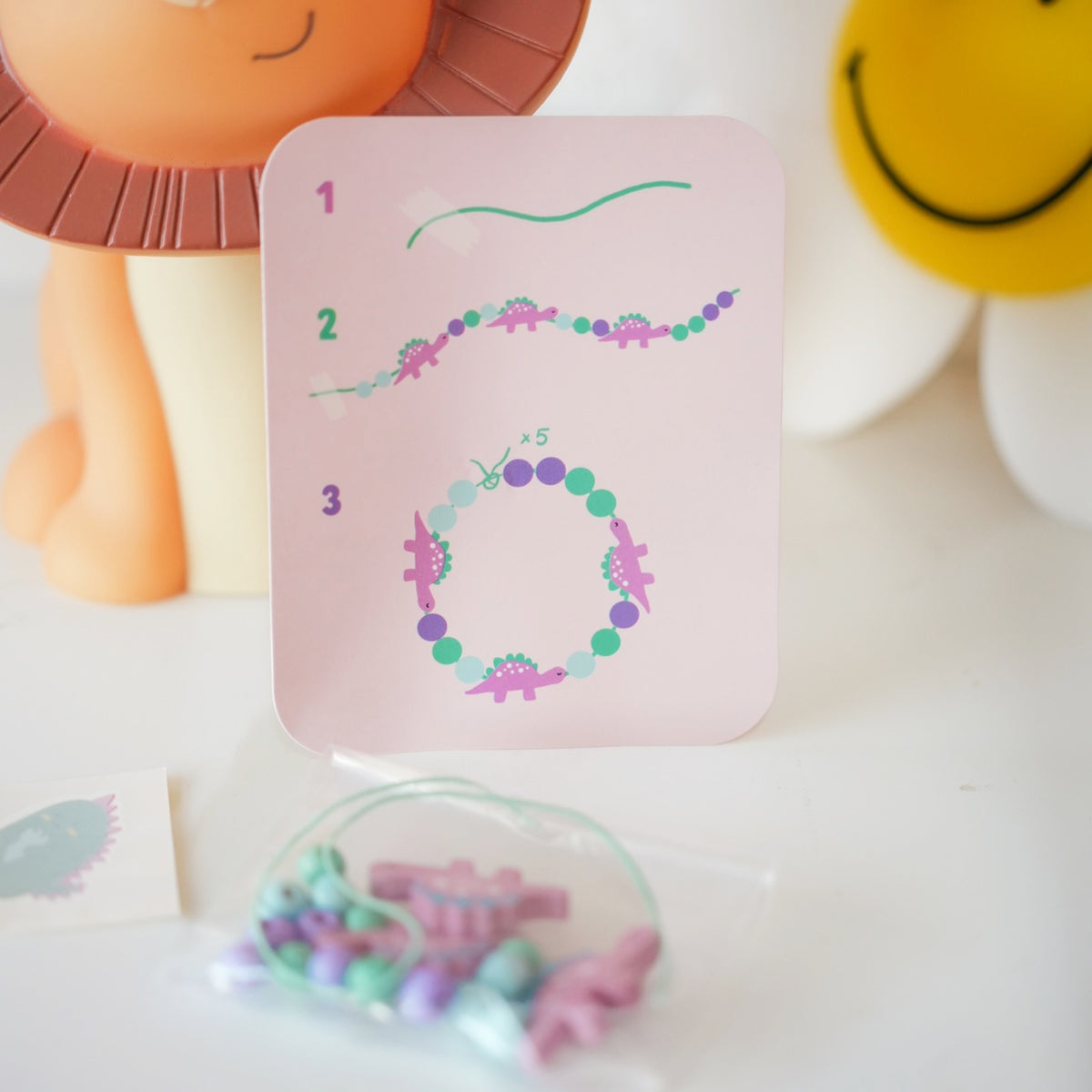 Bracelet en perles avec motifs de dinosaures colorés