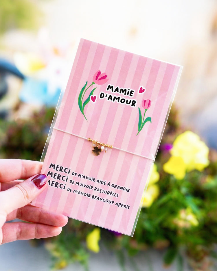 Bracelet avec pendentif trèfle doré sur cordon rose