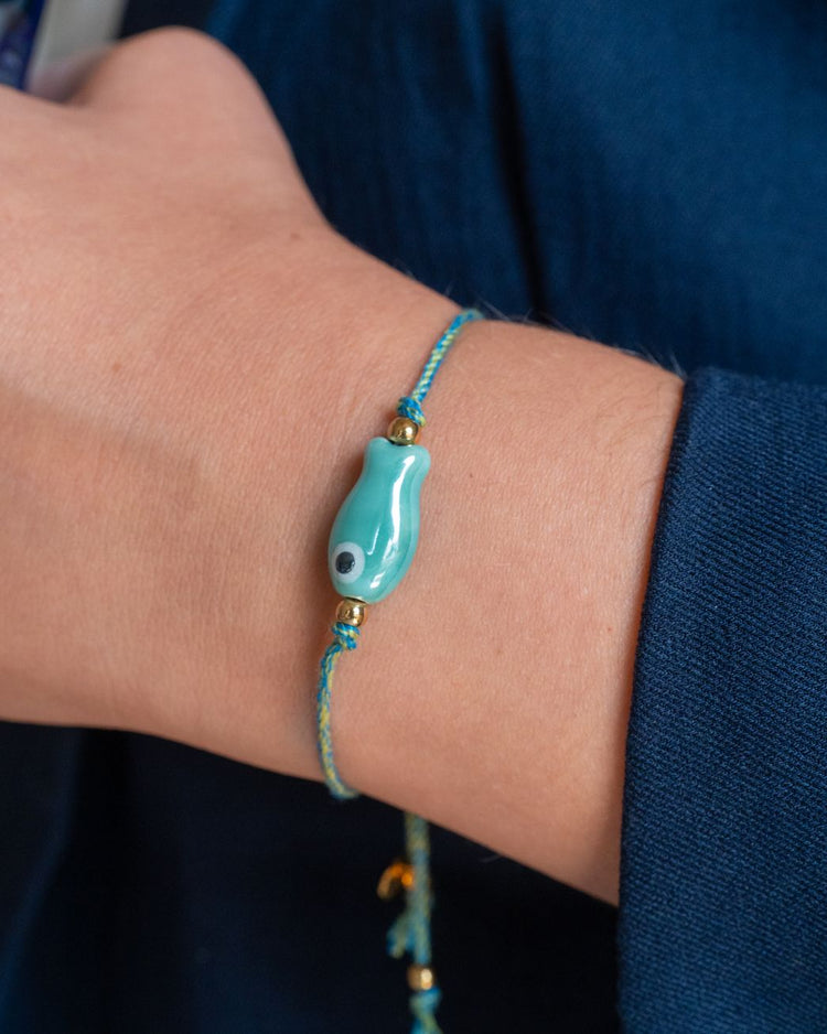 Bracelet en céramique avec poisson, cordon tressé coloré.