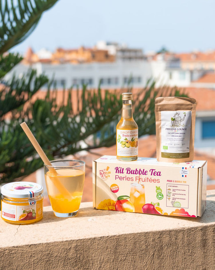 Kit de bubble tea avec perles et accessoires sur fond clair