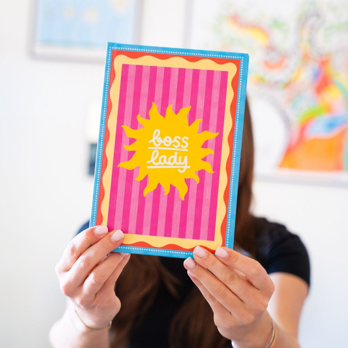 Carnet Boss Lady ouvert avec pages blanches et motifs colorés