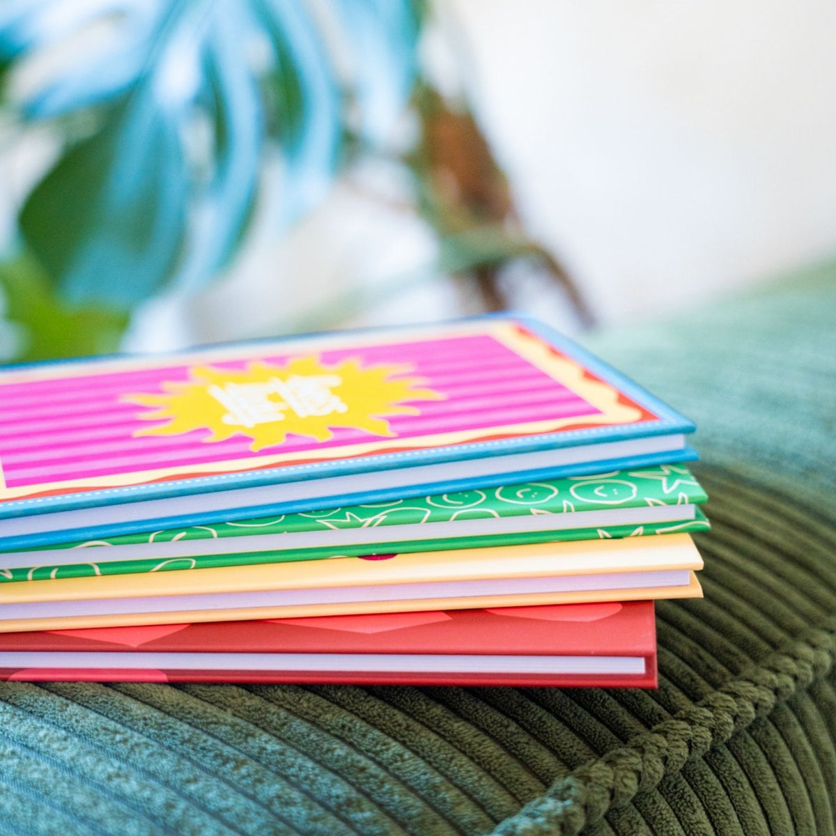 Carnet 'Boss Lady' ouvert, avec des pages colorées et motifs élégants
