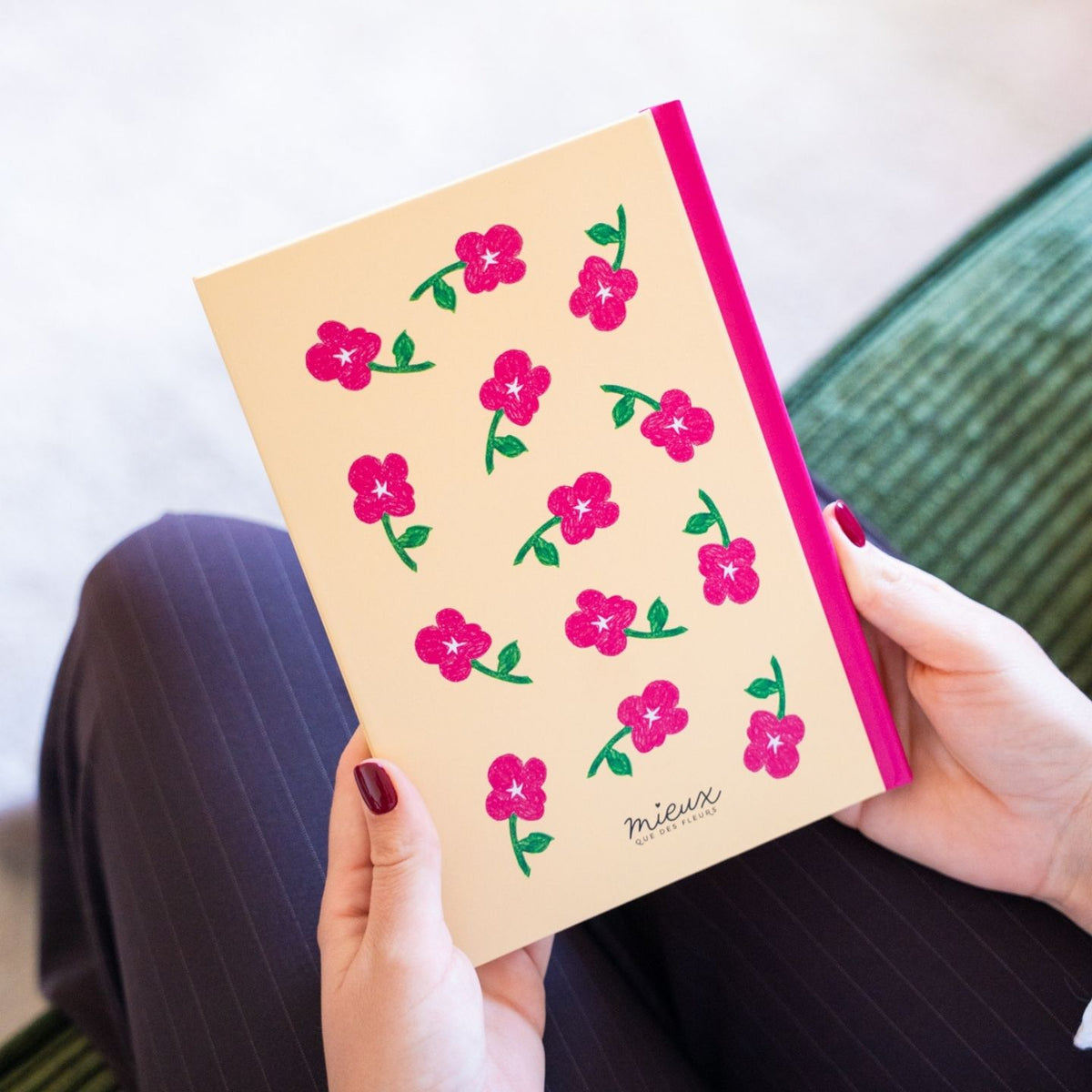 Carnet coloré avec motifs floraux sur la couverture