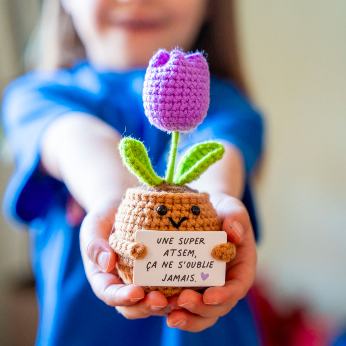Tulipe lila avec message pour Atsem, vue de face