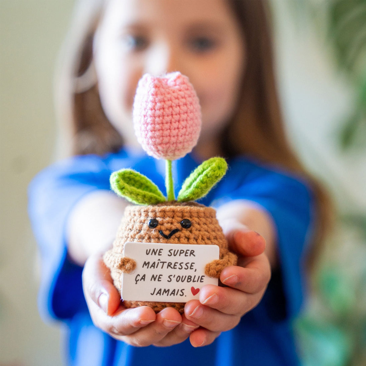 Tulipe en crochet rose avec message pour maîtresse, vue de côté