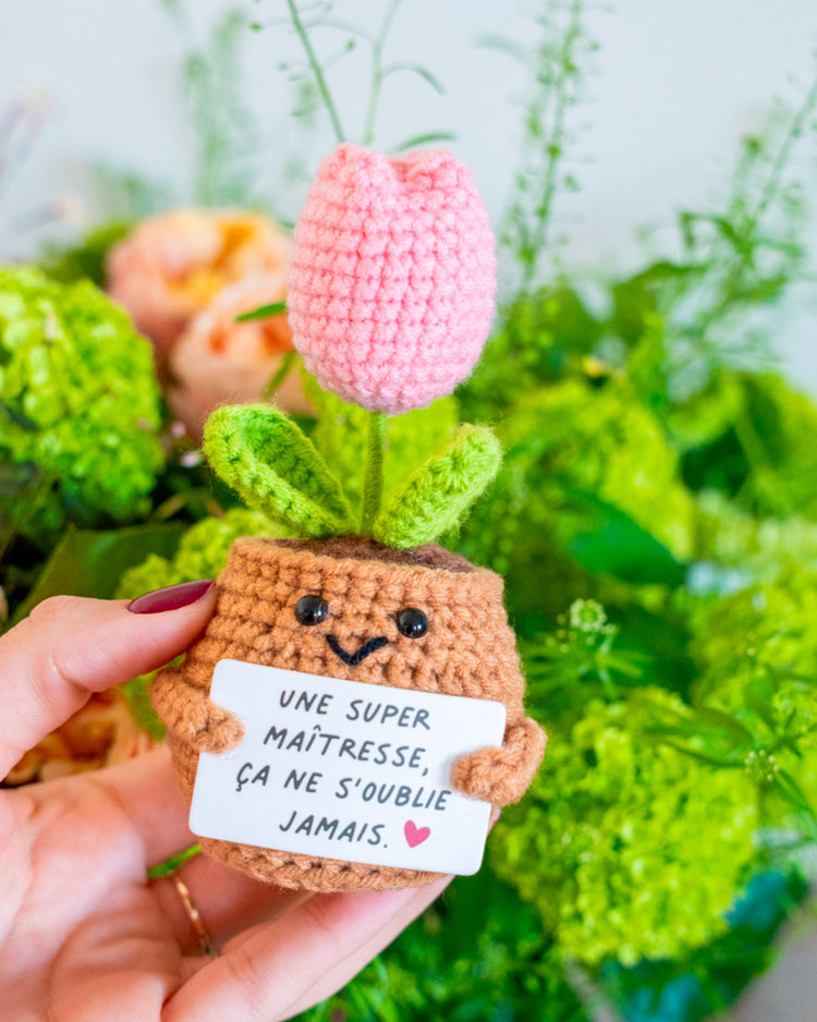 Tulipe en crochet rose avec message pour maîtresse, vue de face