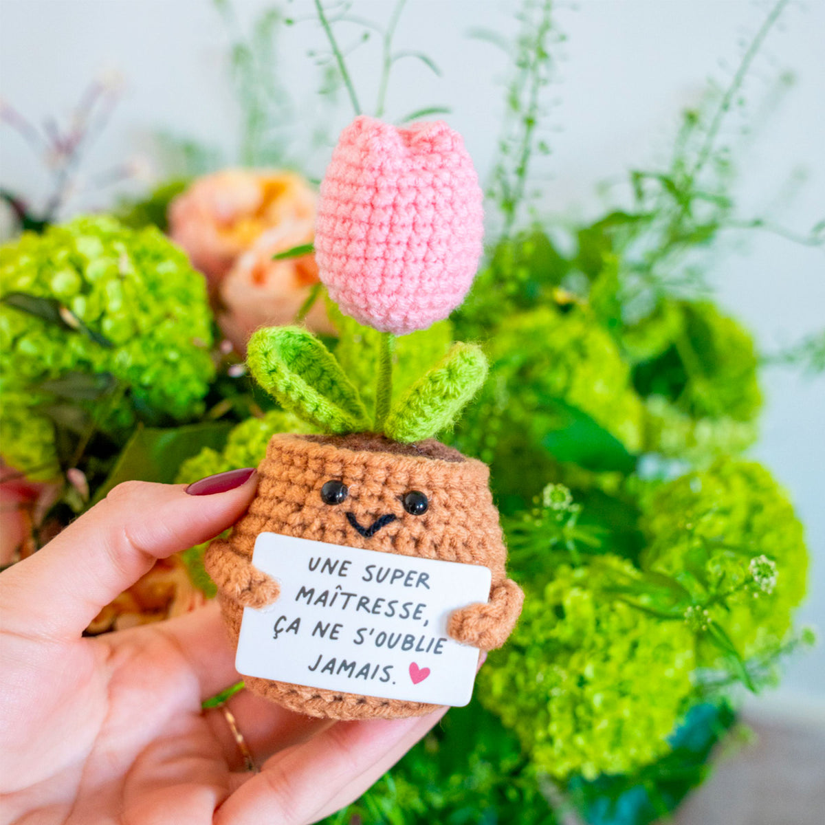 Tulipe en crochet rose avec message pour maîtresse, vue de face