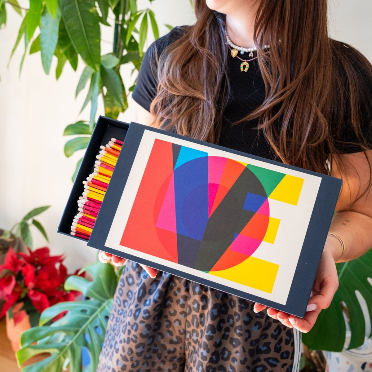 Boîte d'allumettes géantes avec inscription 'Love' en gros plan