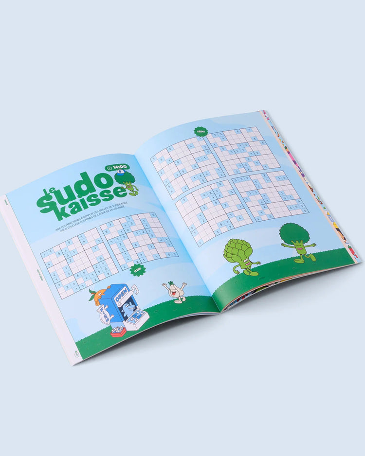 Cahier de jeux ouvert montrant des pages remplies de défis variés