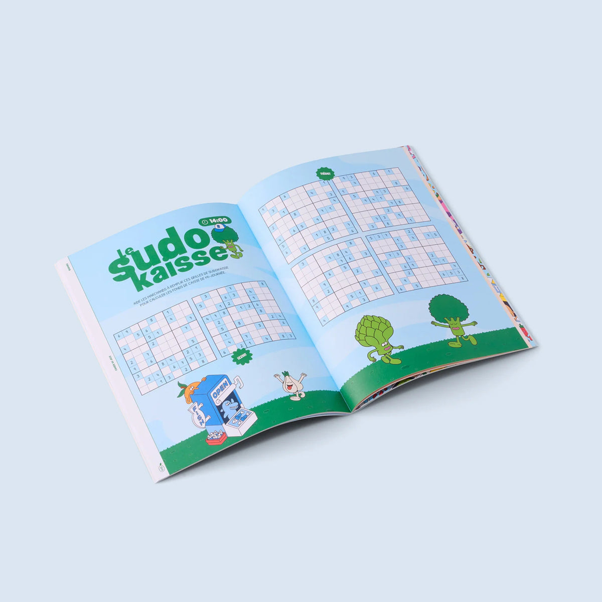 Cahier de jeux ouvert montrant des pages remplies de défis variés