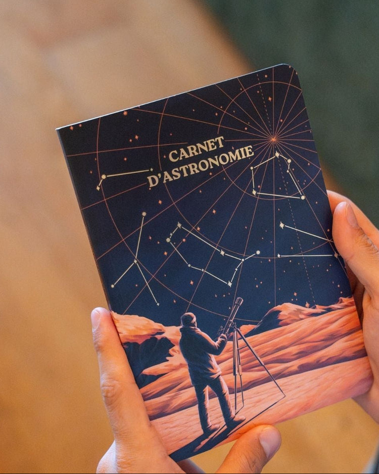 Carnet d'astronomie avec motif étoilé sur la couverture