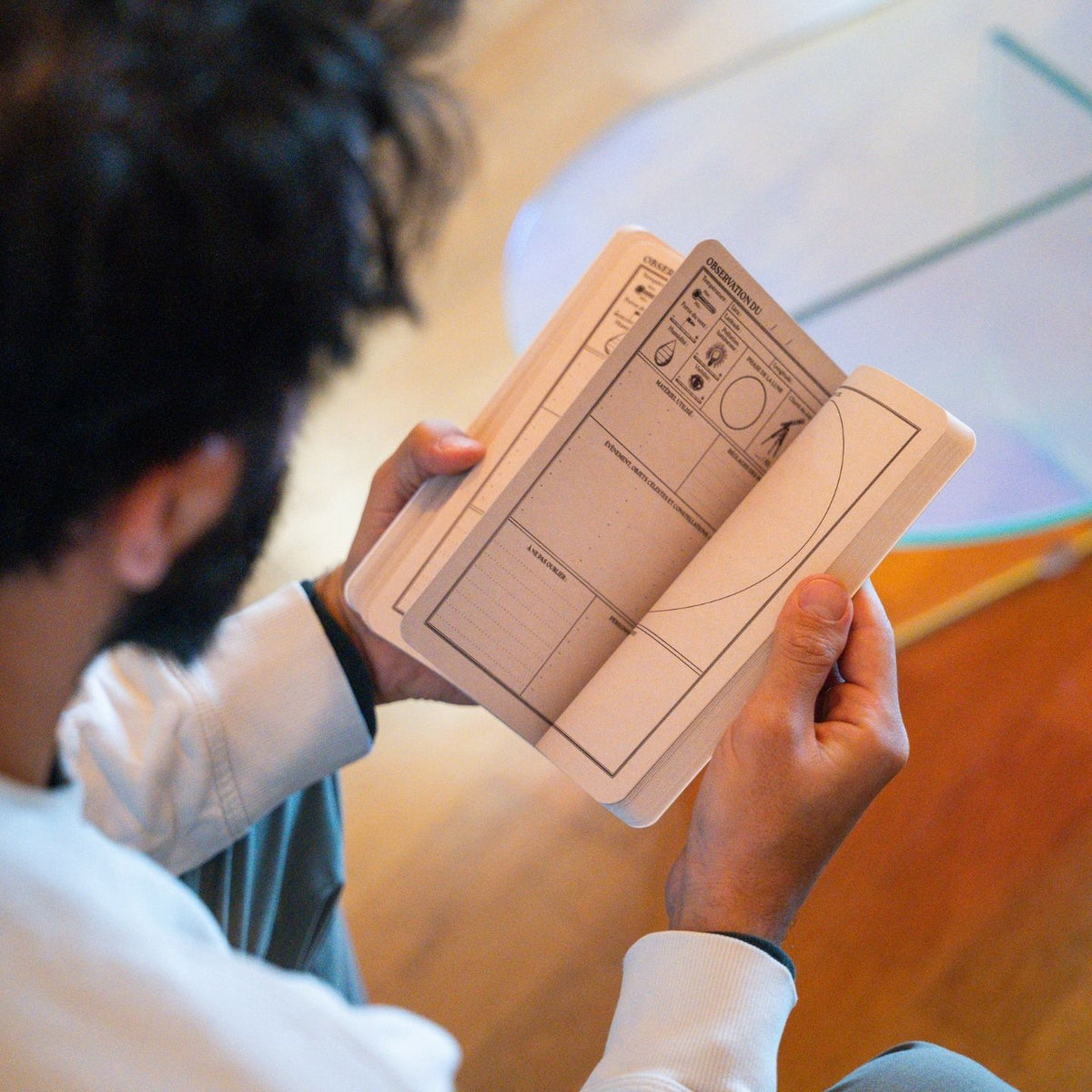 Carnet d'astronomie ouvert avec des illustrations de constellations