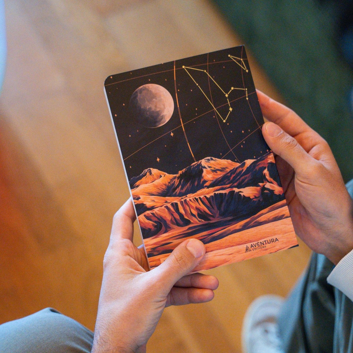Carnet d'astronomie avec motif étoilé sur la couverture