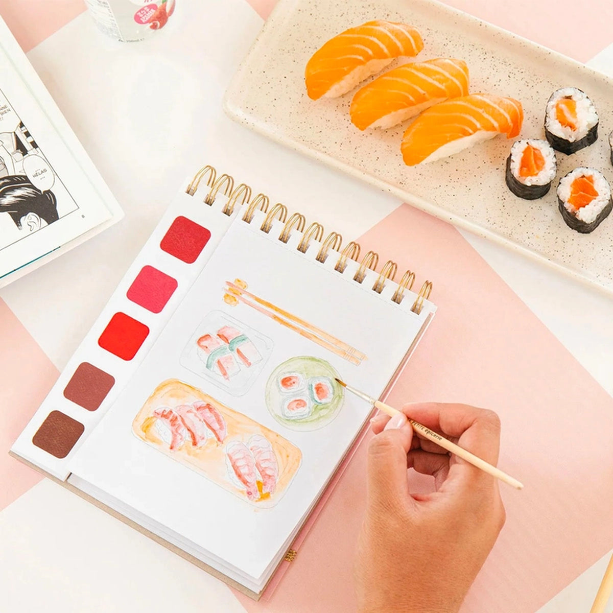 Carnet d'aquarelle ouvert, motifs japonais et texture papier visible