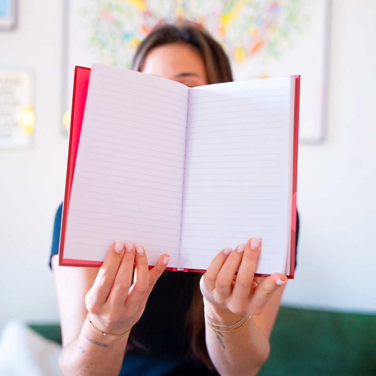 Carnet coloré avec des cœurs, message inspirant en couverture