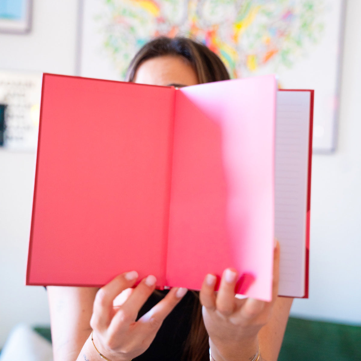 Carnet coloré avec des cœurs, message inspirant en couverture