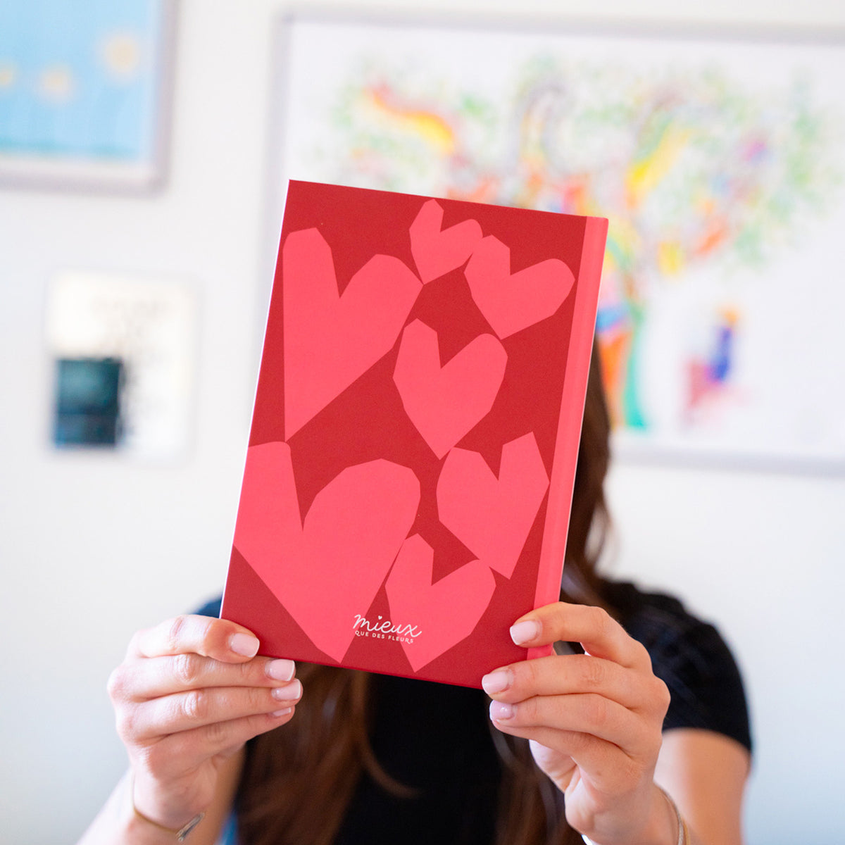 Carnet coloré avec des cœurs, ouvert sur une page blanche