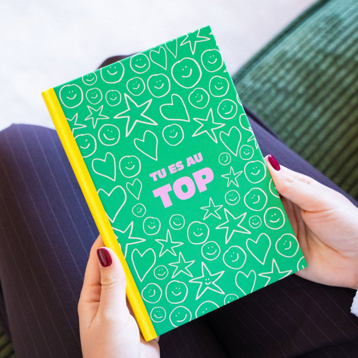 Carnet coloré avec message positif sur la couverture