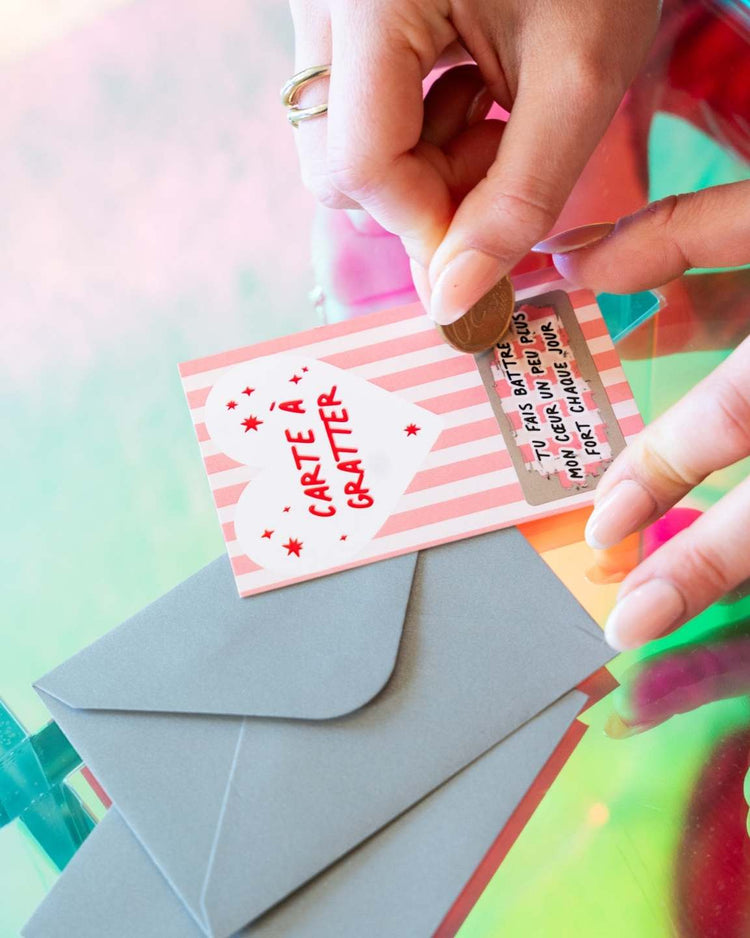 Carte à gratter Saint Valentin avec motifs de cœurs