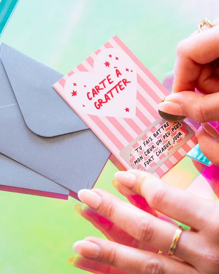 Carte à gratter Saint Valentin avec motifs cœur en relief