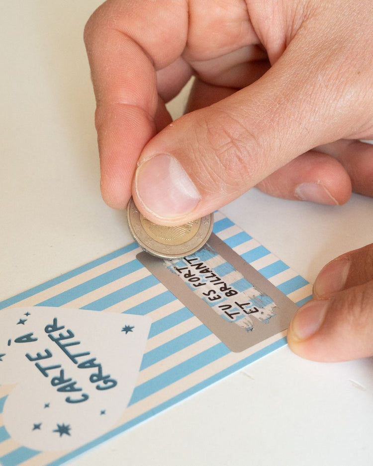 Carte à gratter avec message inspirant en gros plan