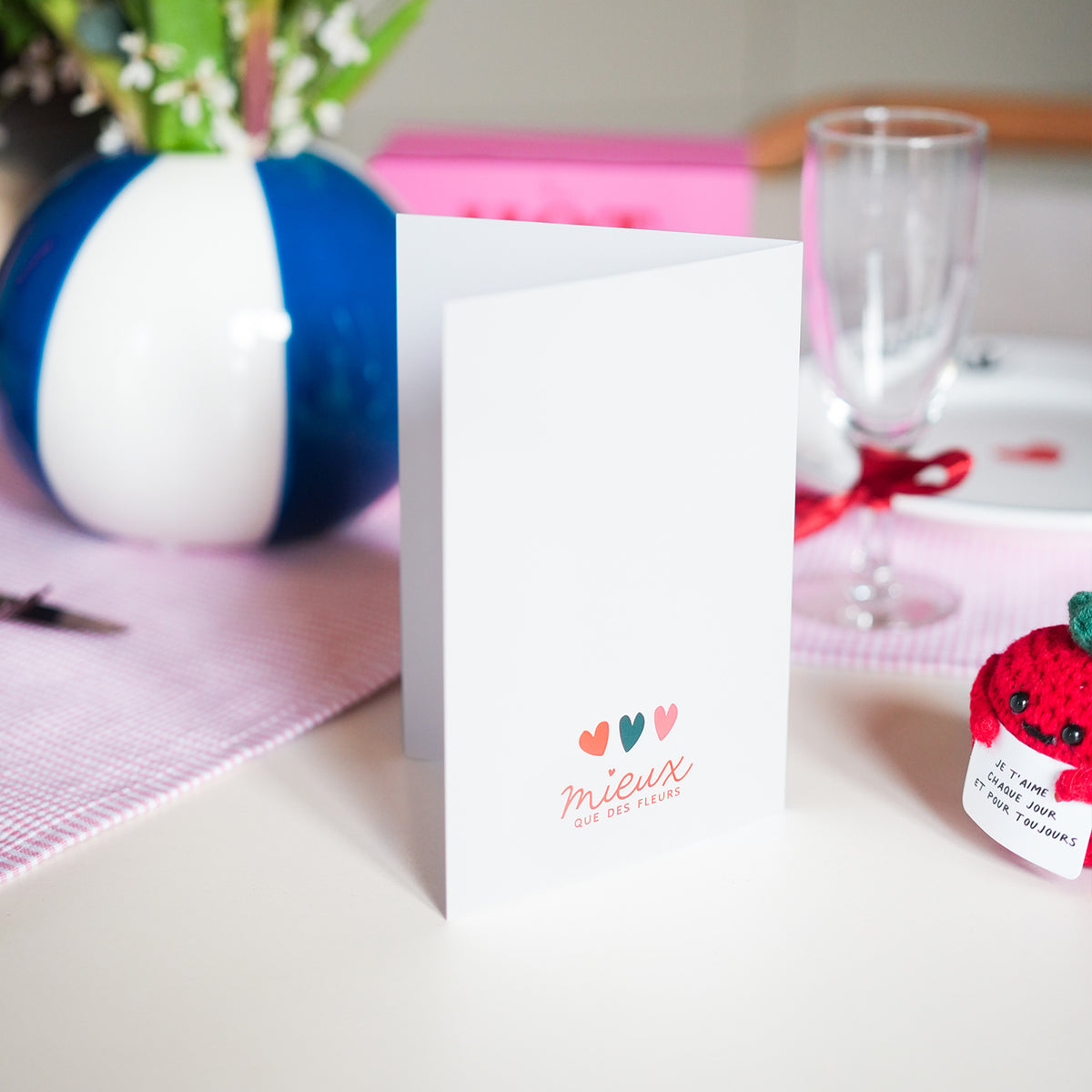 Carte romantique avec motifs floraux et texte d'amour