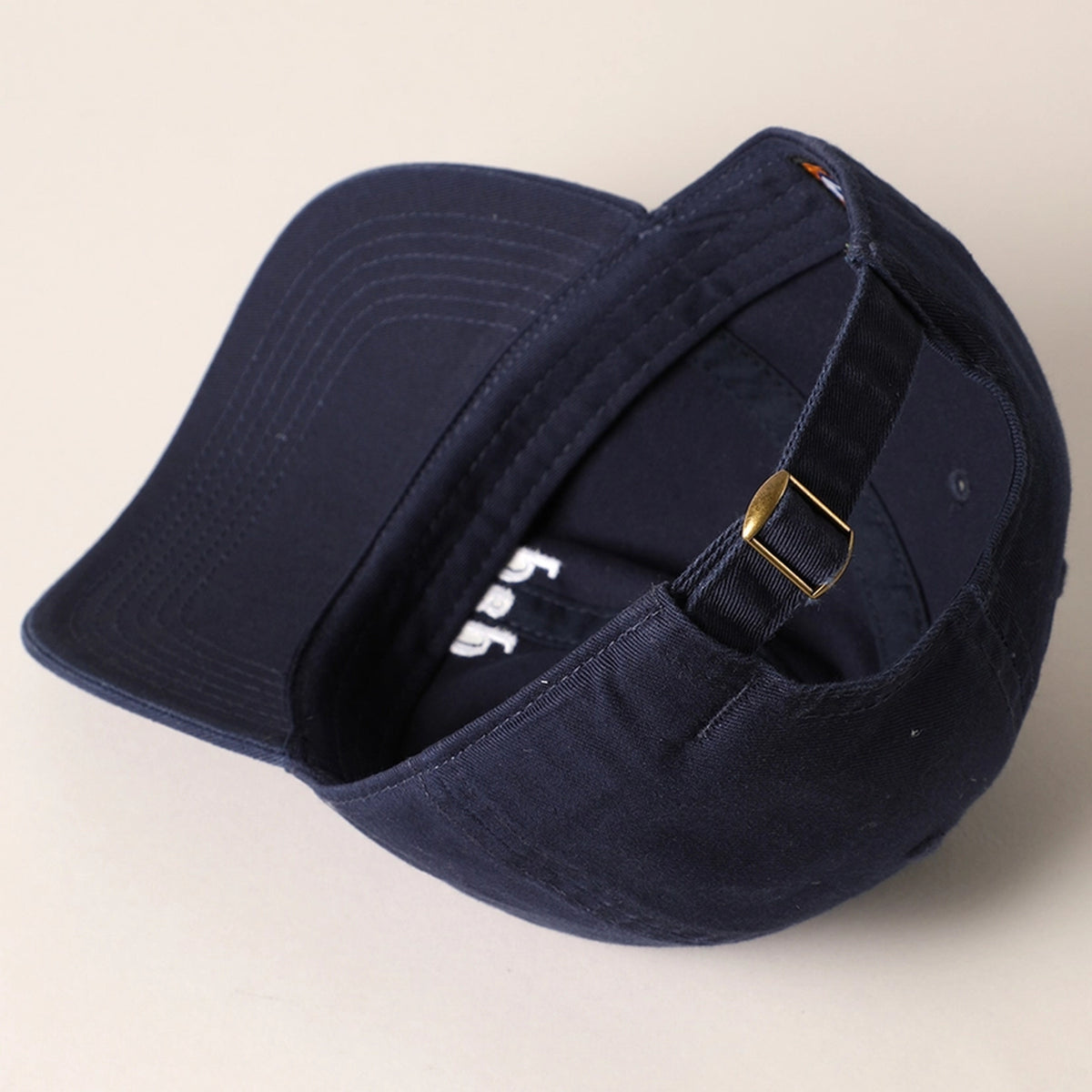 Casquette Dad brodée avec un design simple et élégant