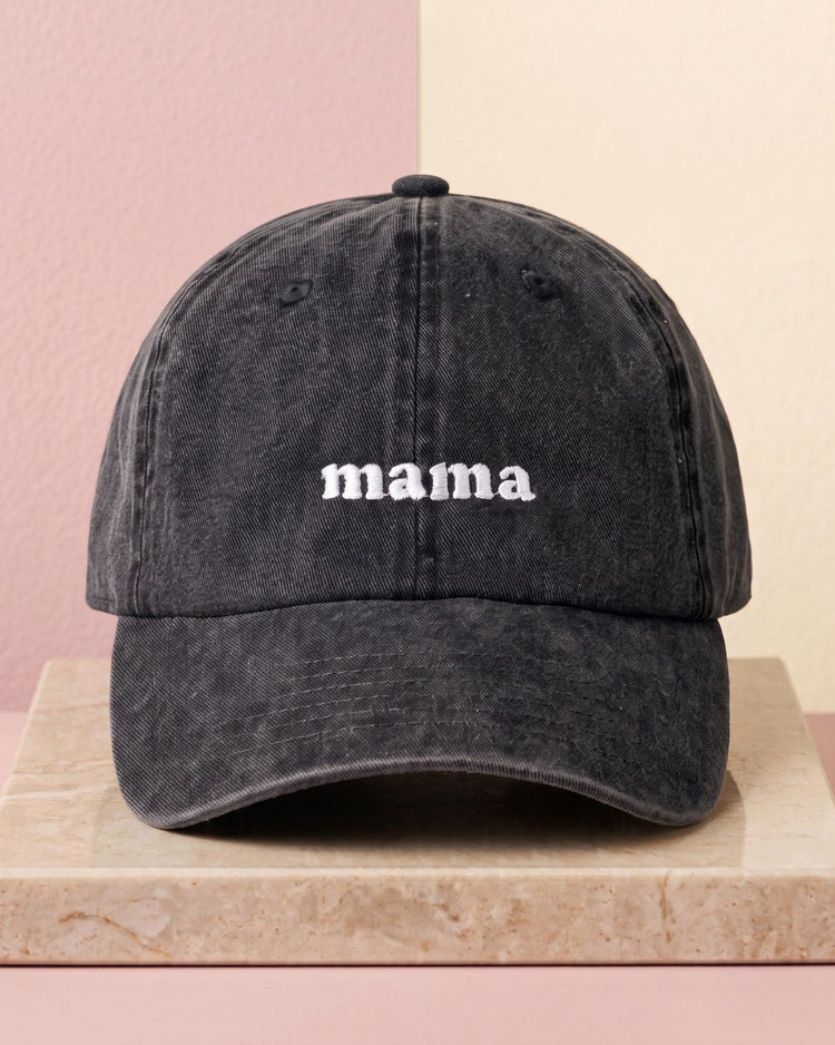 Casquette en coton brodée 'mama' vue de côté