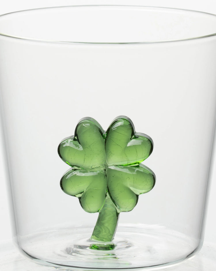 Verre décoré d'un motif trèfle sur fond blanc