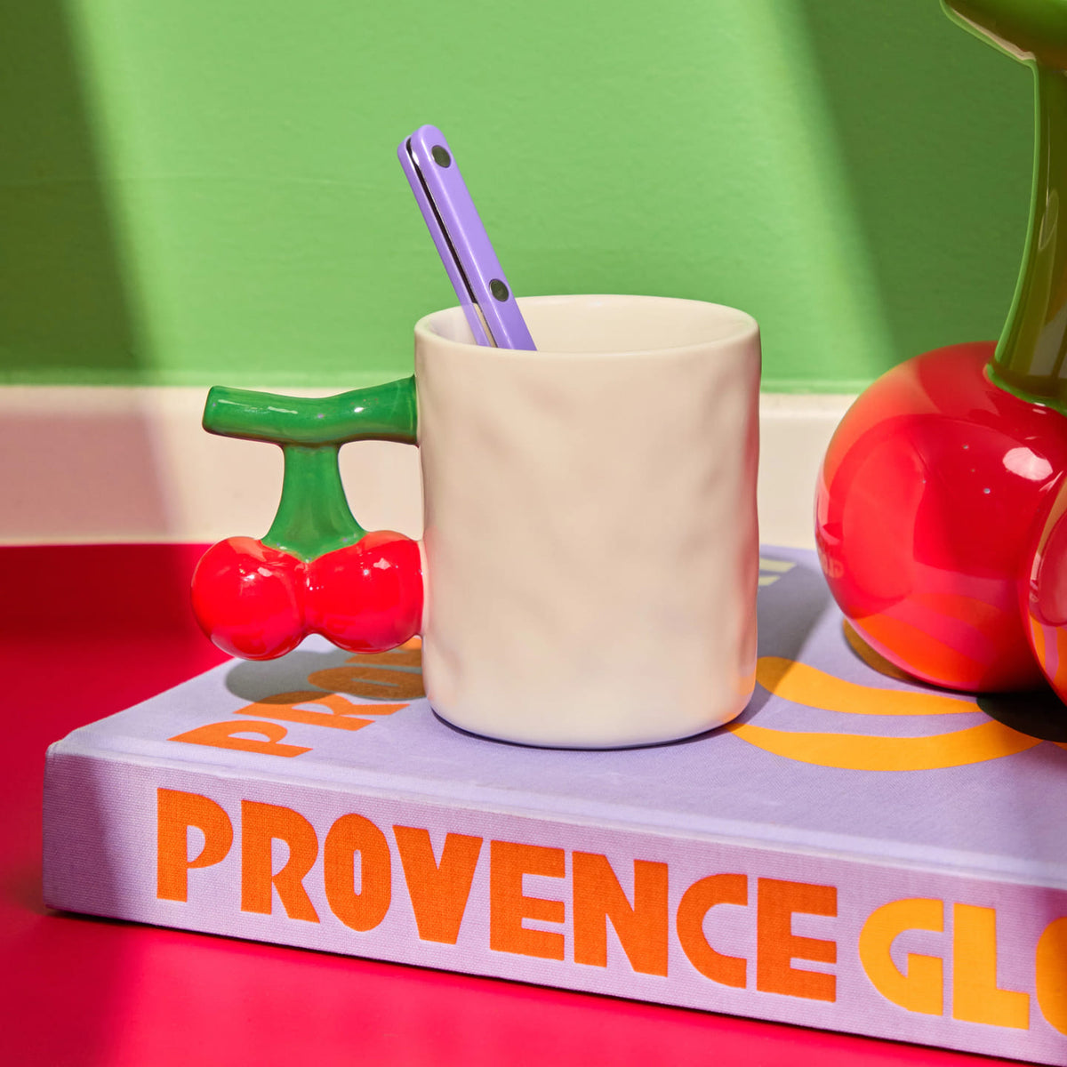 Mug en céramique avec motif cerise sur fond blanc