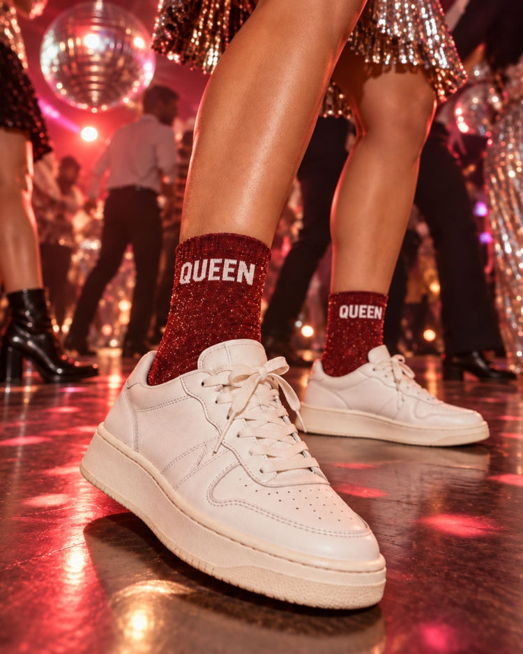 Chaussettes à paillettes avec le mot 'Queen' en gros plan