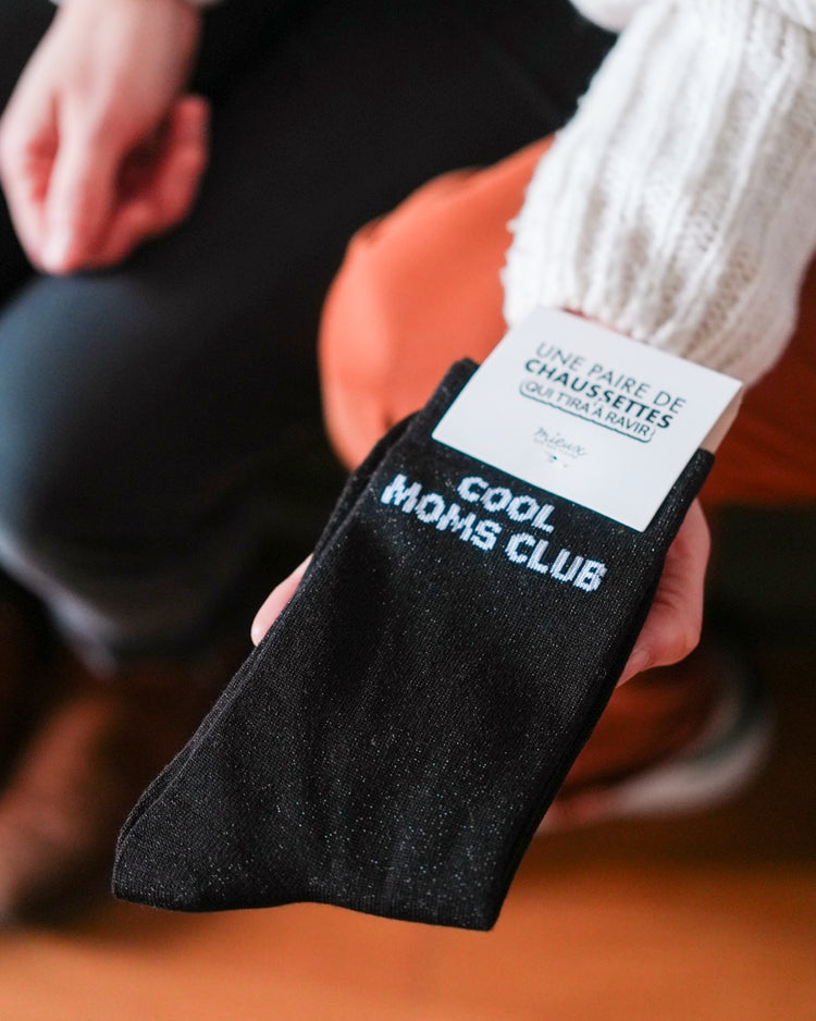 Chaussettes noires avec motif 'Cool Dads Club' en gros plan.