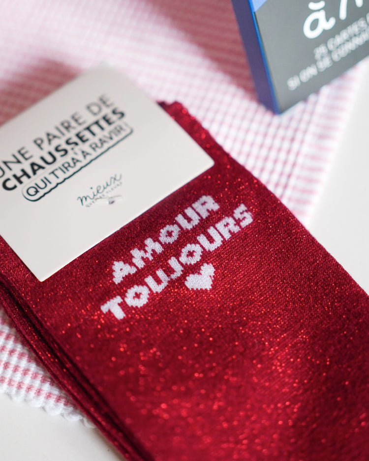 Chaussettes rouges à paillettes avec inscription 'Amour toujours'