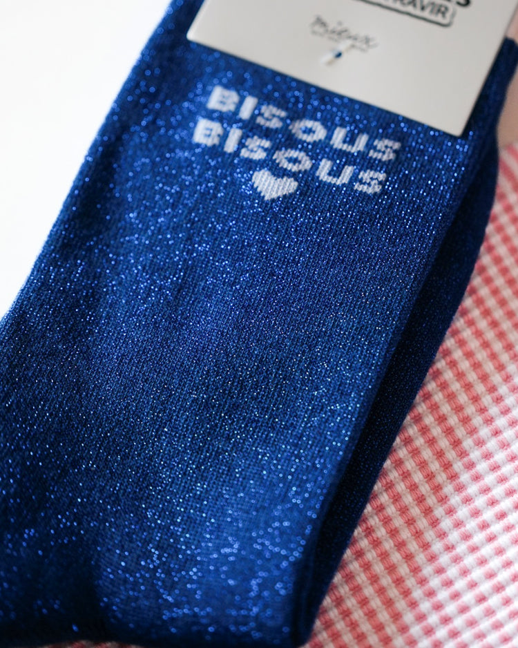 Chaussettes pailletées avec motif bisous en gros plan