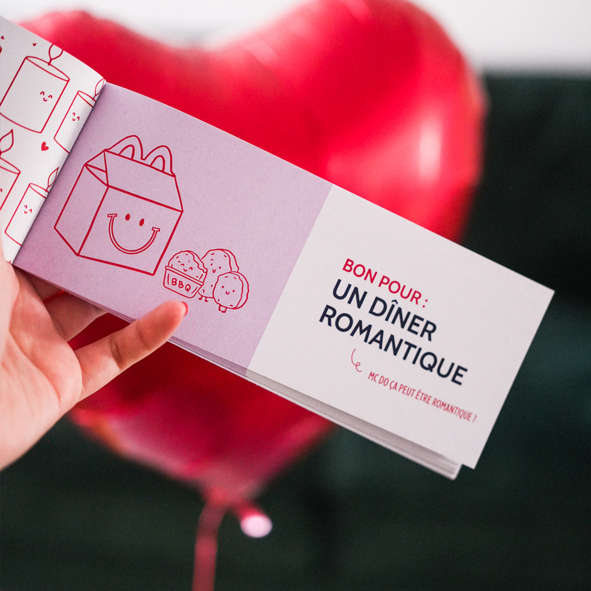 Chéquier des amoureux avec motifs colorés et design romantique.
