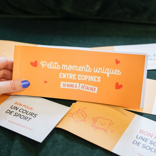 Chéquier des copines avec illustrations colorées et motifs ludiques.