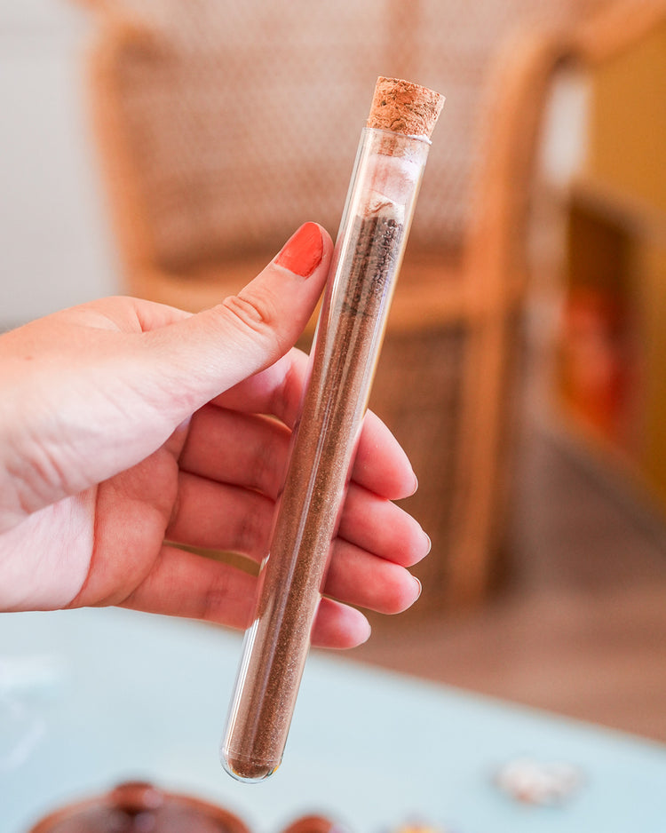 Tube à chocolat chaud avec étiquette colorée et bouchon doré.