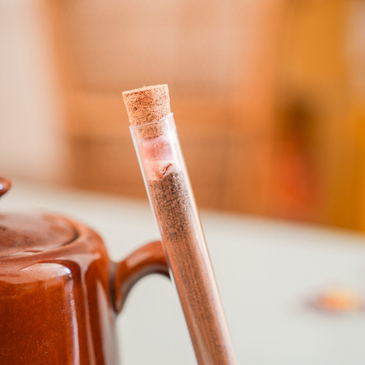 Tube à chocolat chaud avec étiquette colorée et bouchon doré.