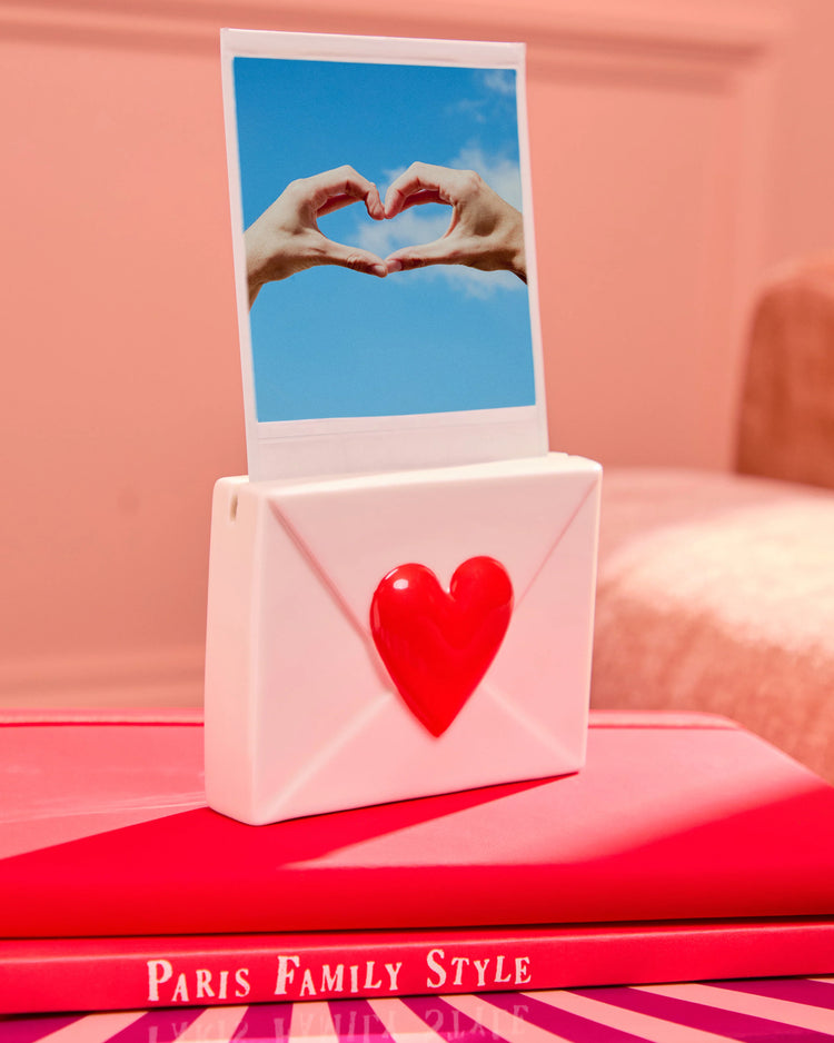 Porte-photo en céramique en forme de cœur sur fond neutre