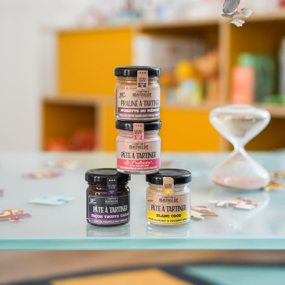 Coffret de 4 minis pâtes à tartiner avec étiquettes colorées.