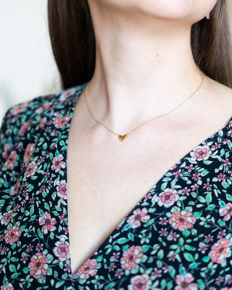 Collier en acier inoxydable avec pendentif cœur doré martelé.