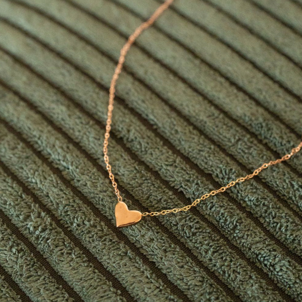 Collier en acier inoxydable avec pendentif cœur doré martelé.