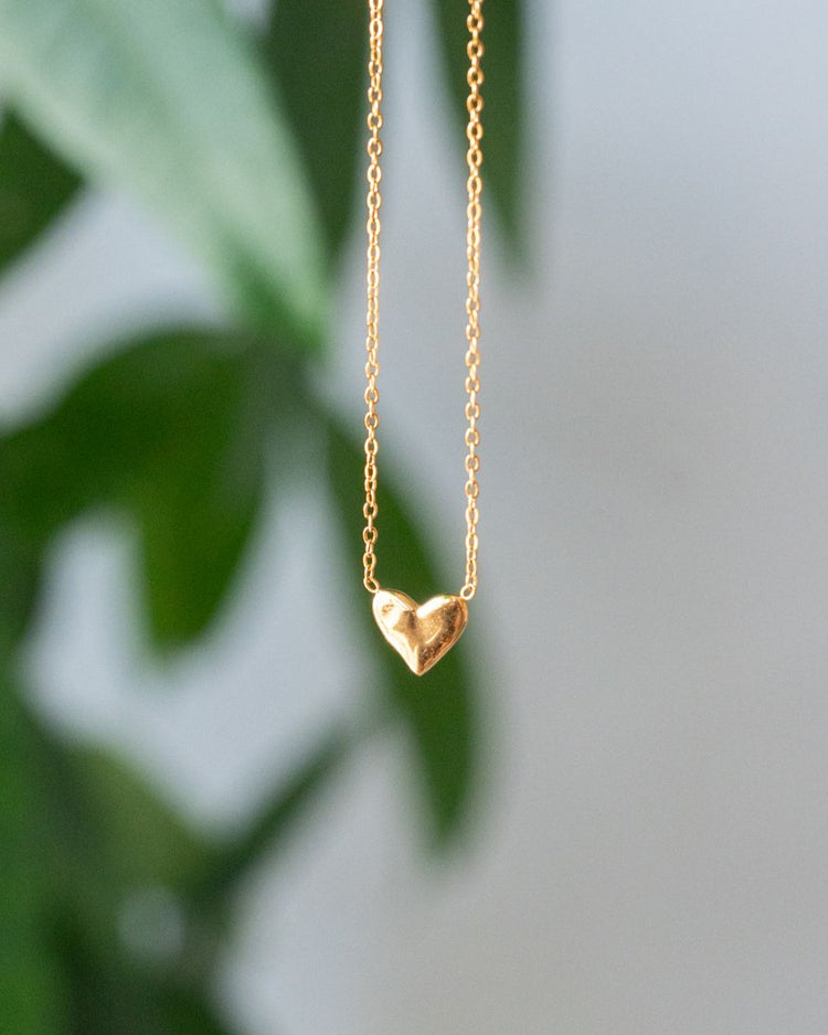 Collier en acier inoxydable avec pendentif cœur doré martelé.